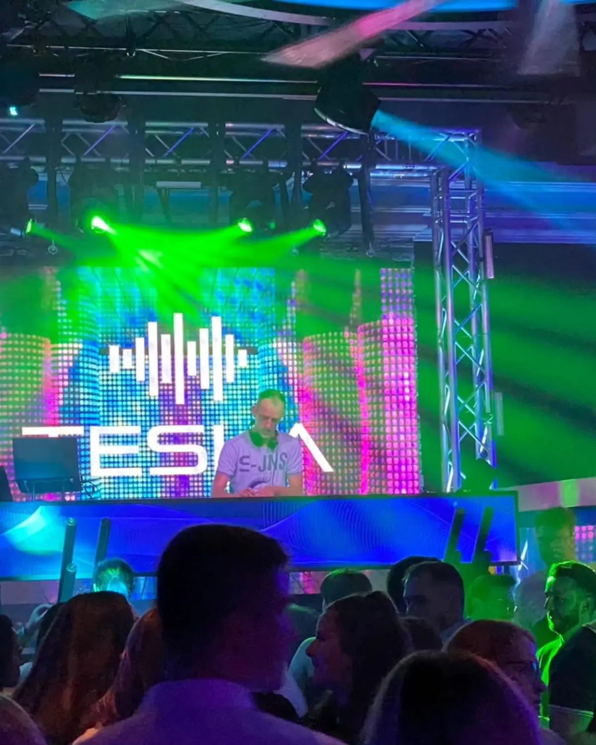 DJ Tesla bei einer Veranstaltung