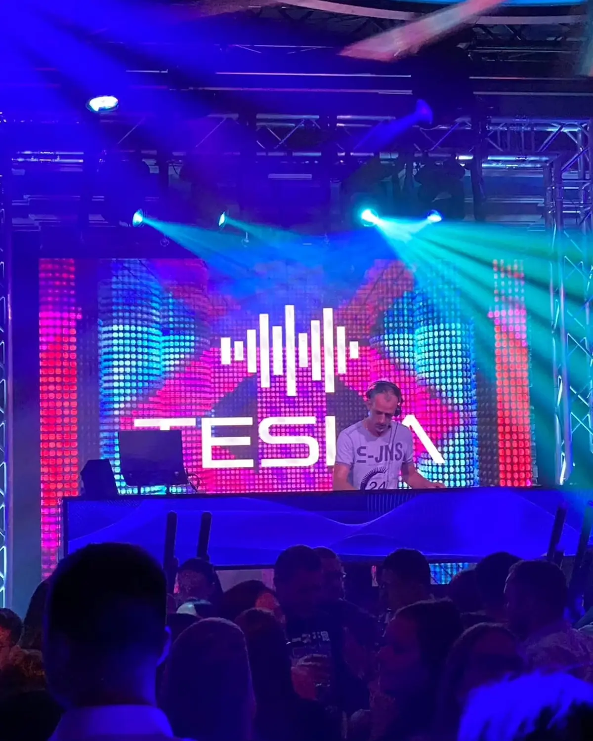 DJ Tesla Clubs, Bars, Discotheken